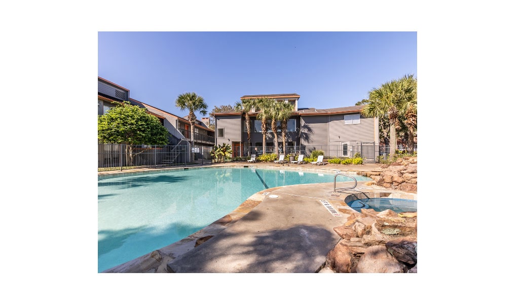Skylar Pointe Apartments | swimming pool
