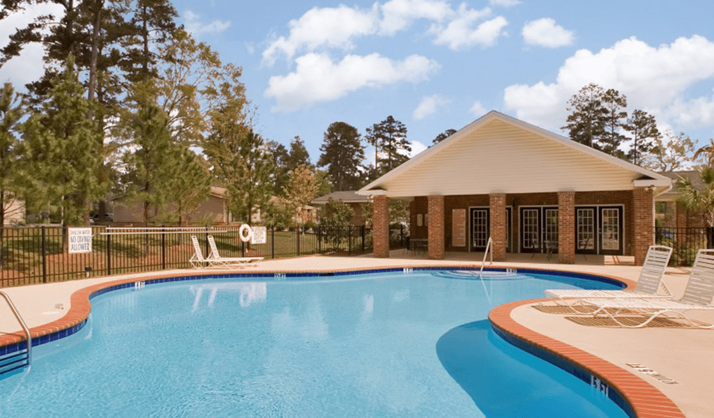 Abbey Lake Apartments | swimming pool