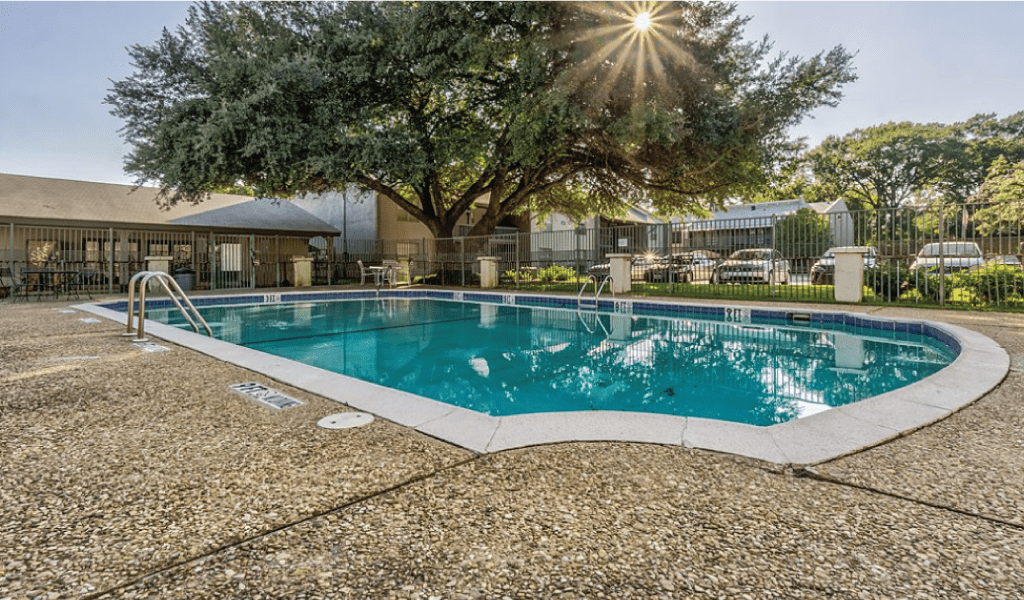 Towne Oaks East Apartments | swimming pool